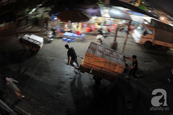 Chợ Long Biên sắp đóng cửa, hàng ngàn người lo lắng.